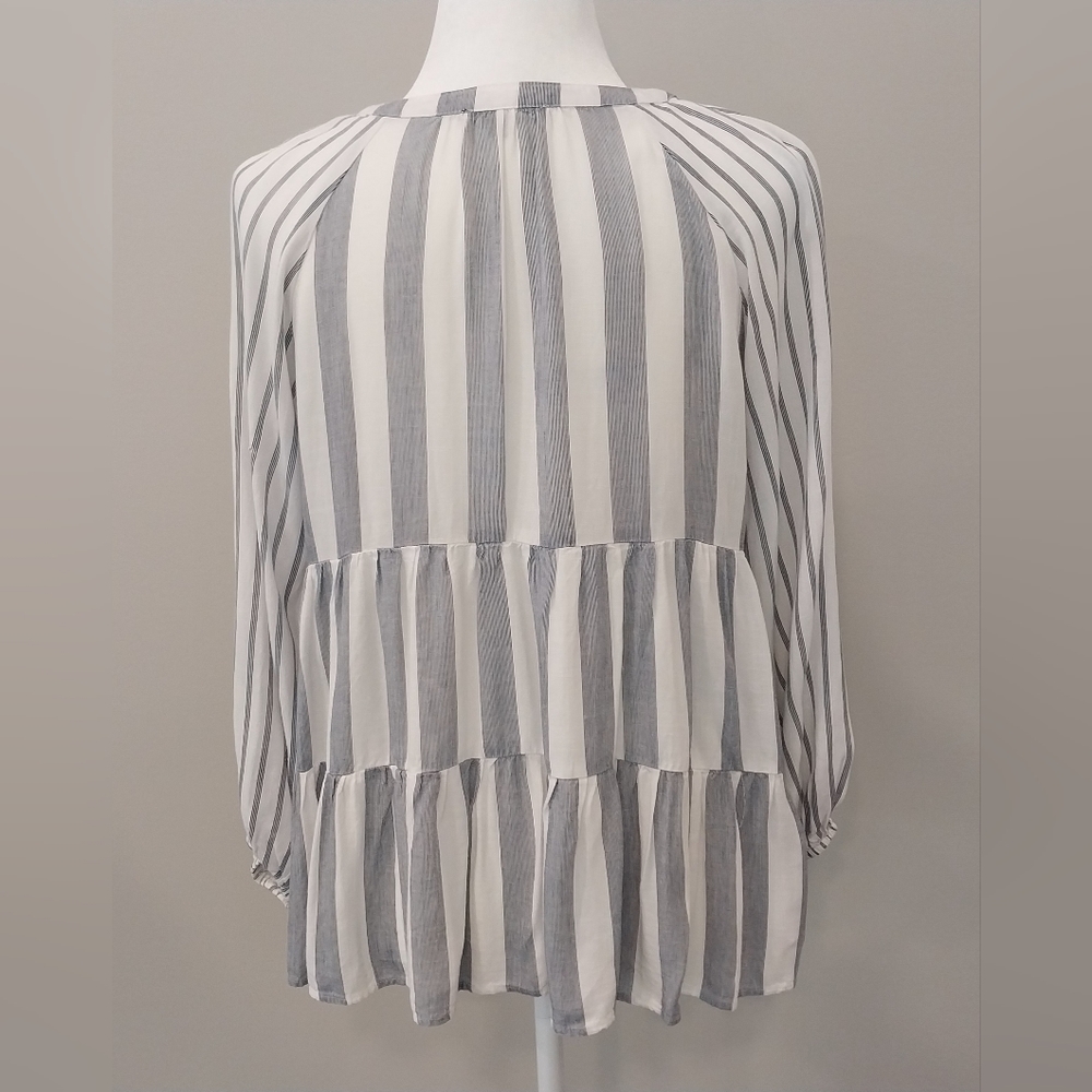 Staccato Gray and White peplum long sleeve v neck Blouse Size Small 100% Rayon - Picture 5 of 14